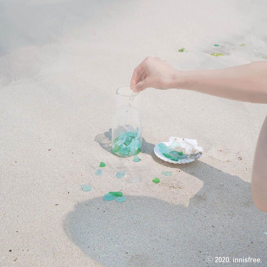 innisfree official (이니스프리) さんのインスタグラム写真 - (innisfree official (이니스프리) Instagram)「이니스프리가 바다를 사랑하는 방법 👧🏻💙🏖 해변의 표류물을 수집하는 #비치코밍 하기! ⠀ 반짝반짝 씨글라스도 모으고, 쓰레기도 주우며 바다를 지켜요 : ) ⠀ 함께 줍줍 하고싶은 @친구 태그! ⠀ #Skin_loving_products #Earth_loving_actions ⠀ How innisfree loves the sea #beachcombing to pick up the washed-up driftage on the beach ⠀ Collect sparkling sea glass and pick up litter to protect the sea💙 ⠀ Tag your @friends to pick up sea glass with you!」7月10日 15時30分 - innisfreeofficial
