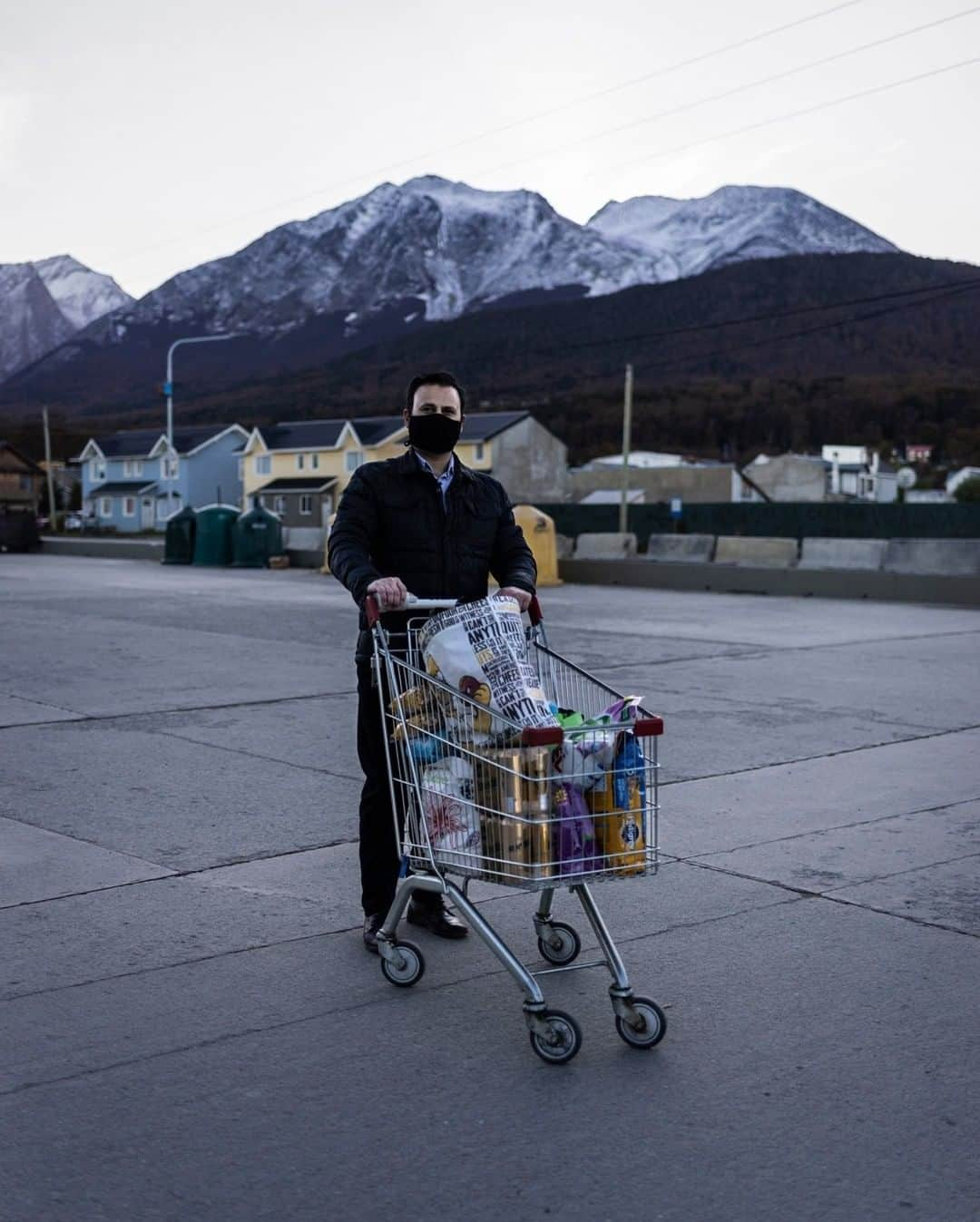 ナショナルジオグラフィックさんのインスタグラム写真 - (ナショナルジオグラフィックInstagram)「Photo by Luján Agusti @lujanag  A citizen of Ushuaia, in Argentina's Tierra del Fuego, shops for supplies during the island's strict quarantine. Much of the food must be imported from the mainland, and shopping is centralized in large supermarket chains. During the early stages of the quarantine,  residents could leave their house only to make essential purchases according to their government-issued ID number (numbers ending in one or two could go out on Monday, three and four could go out on Tuesday, etc). Those who went earliest tended to buy everything they could due to the fear of shortages. #covid19 #latinamerica #tierradelfuego」7月10日 15時40分 - natgeo