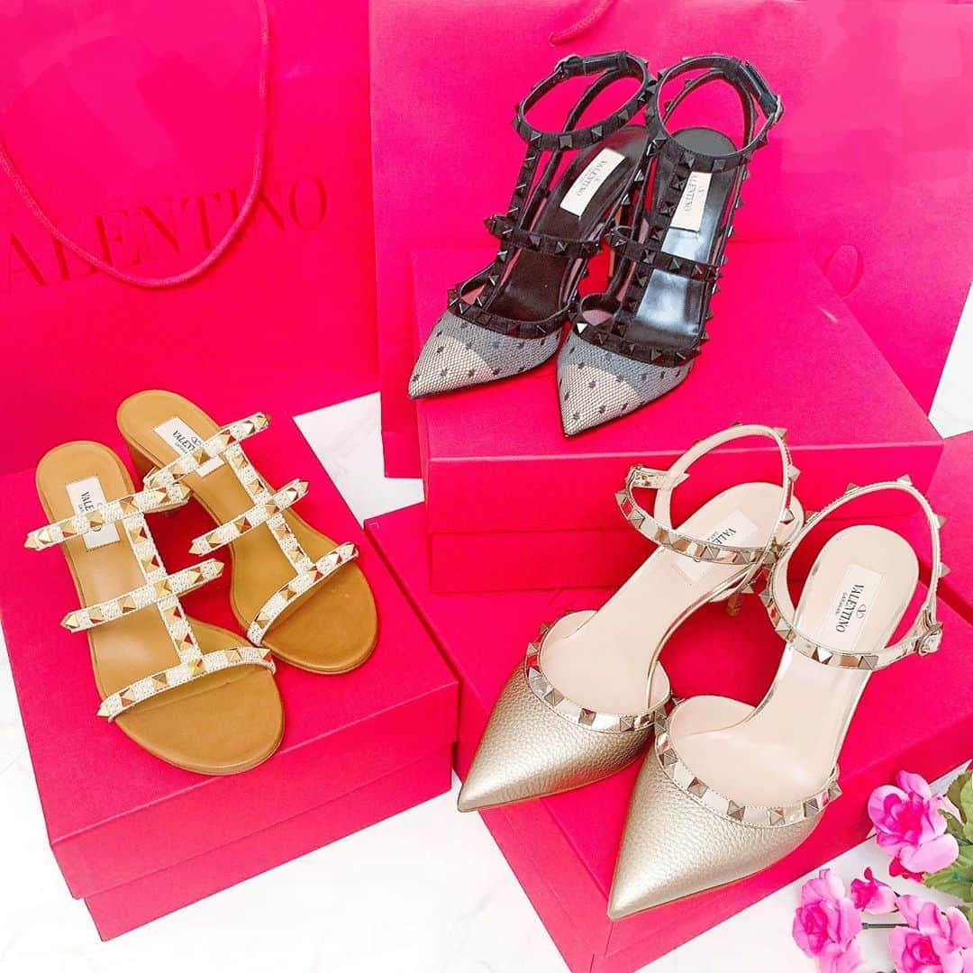 のインスタグラム：「かわいすぎる♬︎♡  VALENTINO🥰💓✨  #VALENTINO#valentinoshoes #ロックスタッズ #スタッズパンプス #ヴァレンティノ#かわいい#valentinosandal」