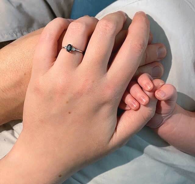 のインスタグラム：「A lot of happiness in the photo and we're so delighted to be apart of it. Congratulations on your wonderful engagement!   18ct gold diamond and sapphire ring designed and made by Sweet Pea Fine Jewellery   For all bespoke enquiries please email - mail@sweetpeajewellery.com ✨  #engagement #engagementring #love #lockdownlove #family #bespoke」