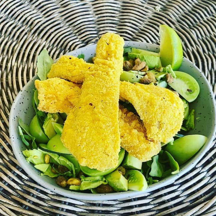 ケリスのインスタグラム：「Arugula, green tomato, cucumber, pistachios , avocado and fried fish from @wildalaskancompany Use code KELIS TO GET $25 off your fish order. I made a dressing using @bountyandfull new aji lime herb mix that will be available in next weeks GOLD MINE BOX . So fresh and good #foodporn #gold #goldmine #blackfarm #cheflife #healthymeals」