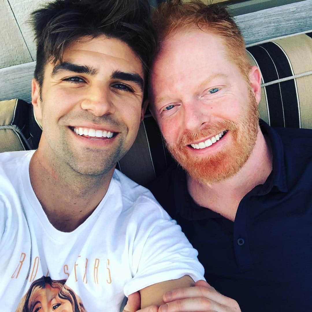 E! Onlineさんのインスタグラム写真 - (E! OnlineInstagram)「Congrats to Jesse Tyler Ferguson & Justin Mikita on welcoming their first child! 💕 Link in bio for all the deets on their beautiful Modern Family. (📷: Instagram)」7月10日 7時16分 - enews
