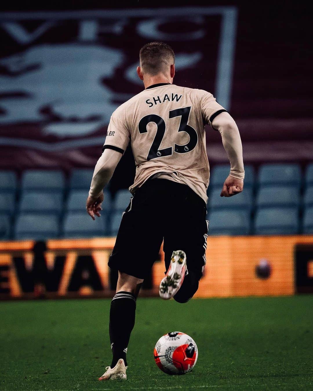 ルーク・ショーのインスタグラム：「Win and clean sheet 💪🏼🔥」