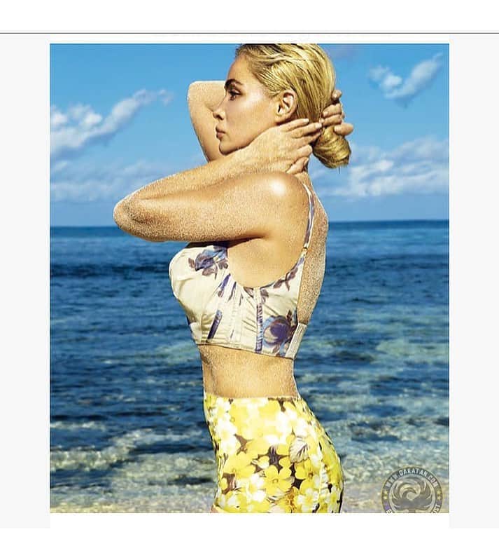 エマニュエル・ベアールのインスタグラム：「#summervibes ☀️💋 📷 @sylvie.lancrenon #emmanuellebeart」