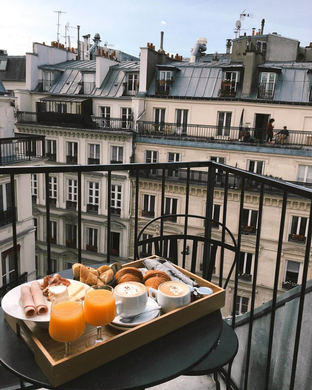 トーリ・ウェブスターさんのインスタグラム写真 - (トーリ・ウェブスターInstagram)「photo dump from a summer in Europe that I miss dearly 🥺 what I would do to be sitting on rooftop in Paris with a dry rosé & a bread stick 🥖💔📰🍷」7月10日 7時22分 - torriwebster