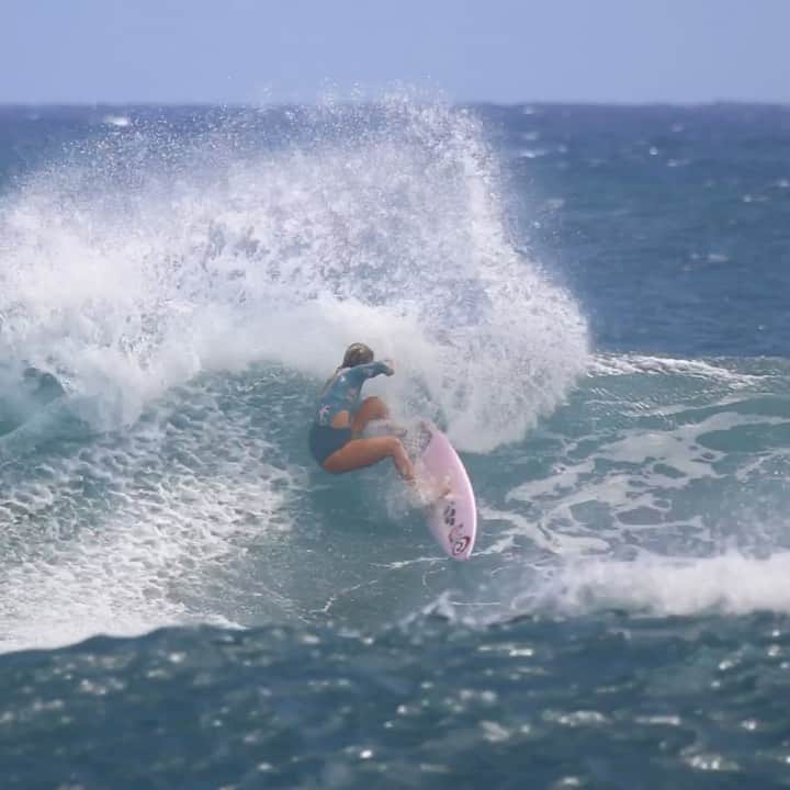 Bethany Hamiltonのインスタグラム：「Summer happy wiggles💙🏄🏼‍♀️ 🎼 There are so many perspectives we can have in life; one things I stand for is “ We don’t have to live in fear.” And lately with everything going on I have this on repeat “We all gonna be alright!” Each day we have choices on how we go about the latest challenges. We get to choose how we view the world around us... Check my blog out for more encouragement! Link in Bio. @ripcurl_women  Song~ Be Alright by @stevenmalcolmmusic @evananderis」