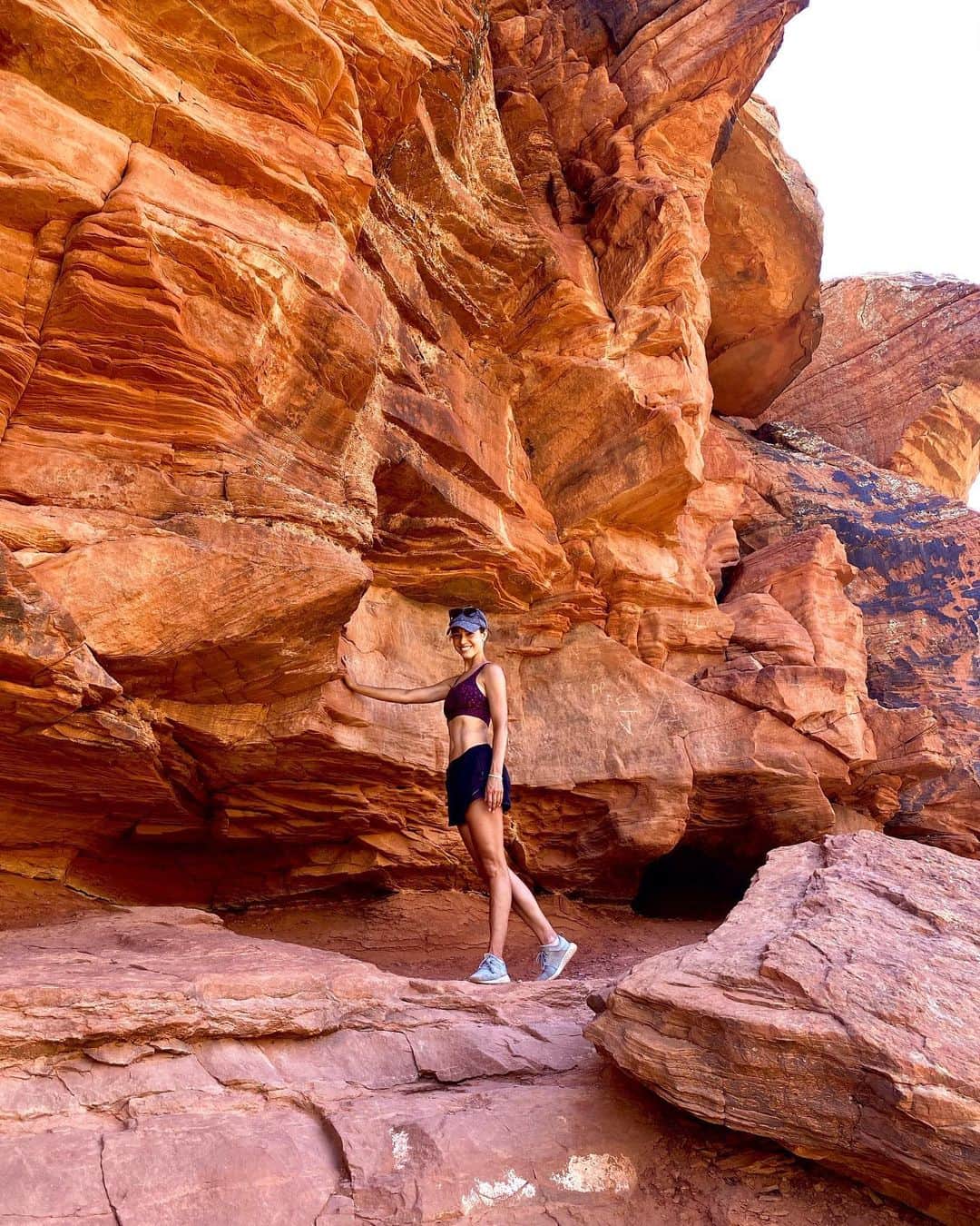 アリッサ・シズニーのインスタグラム：「Between a rock and a hard place...」