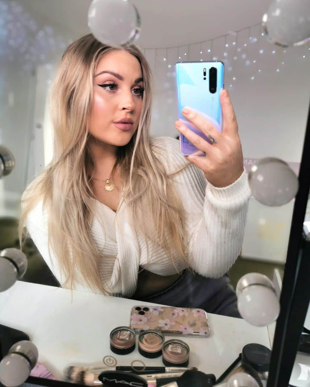 Shannonのインスタグラム：「It’s Friday 💓 my fav day of the week! 😍 what are your plans this weekend? I’m off to see @iamemwa tonight in palmy yassss 👾 PS this makeup is my full face of Maybelline video which is new too!」