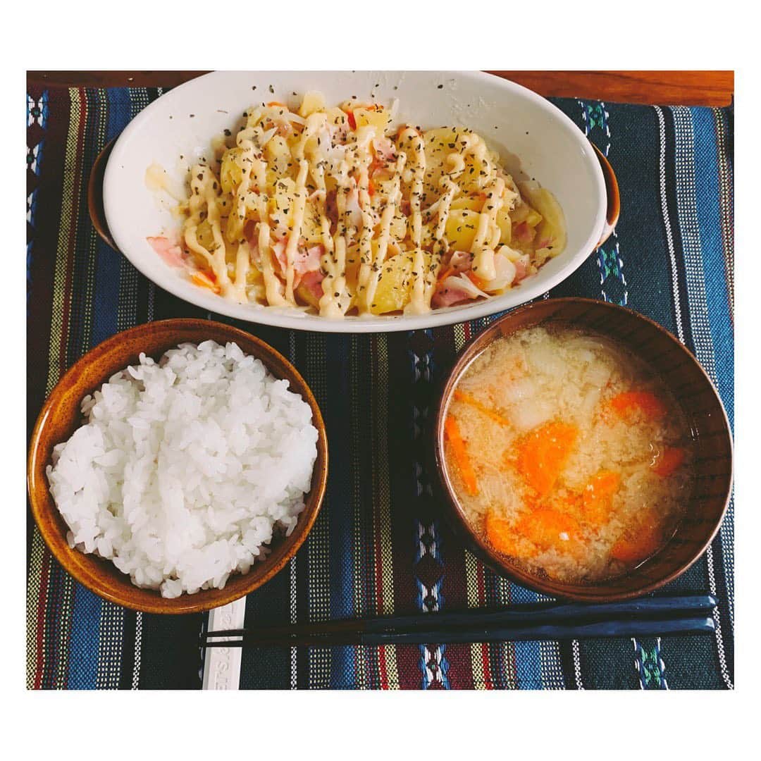長田成哉のインスタグラム：「‪#ツイッターで話題の #ポテトサラダ‬ ‪#多分もう自分では作らない‬ ‪#お惣菜買う‬ ‪#あれホント手間凄くて安定の旨さ‬ #感動をありがとう ‬ ‪#だいたい色々言うやつカレーすらまともに作れない‬ #なんでもカレーと一緒にすんな #カレーも奥が深いんだから #野菜切ってから言え #ピーラーが一番めんどくせぇ ‪#朝から作る品ではなかったこれ‬ ‪#疲れた‬ ‪#出てきたら今度から2割増して喜ぶ‬ ‪#そして結果‬ ‪#アイラップ最強‬  #個人的な自炊の記録」