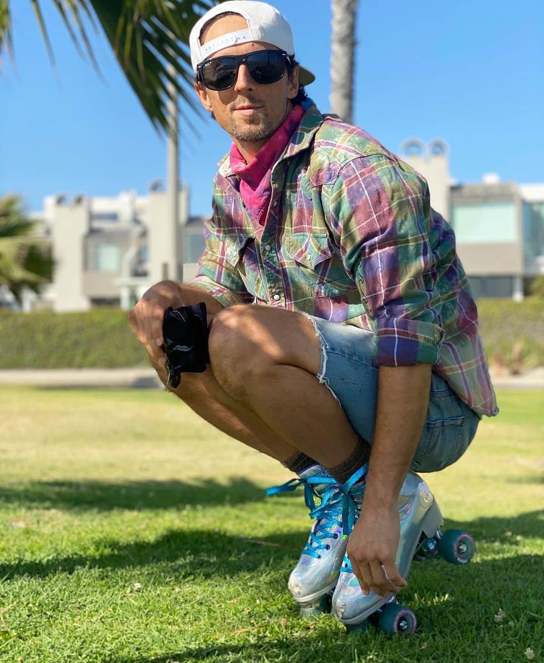 ジェイソン・ムラーズのインスタグラム：「Let the good vibes roll. Take the new album for a spin and show me your moves. Look For The Good CD’s & LP’s are shipping now at Jasonmraz.com」