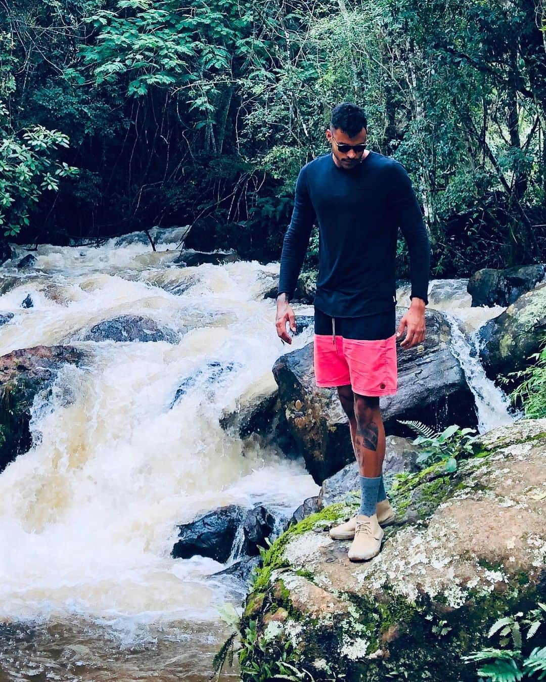 マテウス・サンタナのインスタグラム：「Um #tbt leve a tranquilo passando no seu feed. Se olhar por alguns segundos vai conseguir ouvir o barulho da água fluindo... 🍃💦」