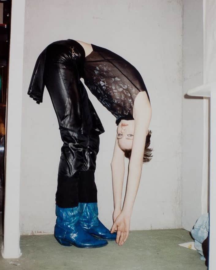 大森美希さんのインスタグラム写真 - (大森美希Instagram)「Backstage at Helmut Lang, Spring 1994, photographed by Juergen Teller   #todaysmood #helmutlang #ss1994 #backstage #juergenteller #fashion #fashionphotographer #fashionphotography #90sfashion #mode #fashionshow #mood #helmutlangarchive #todaysphoto #今日の一枚 #ヘルムートラング #ショー #バックステージ #ファッション #90年代ファッション #スタイル #モード #ファッションフォト #ユルゲンテラー #90年代スタイル #アート #クリエーター #ファッション写真 #写真 #今日のムード」7月10日 8時03分 - mikiomori_
