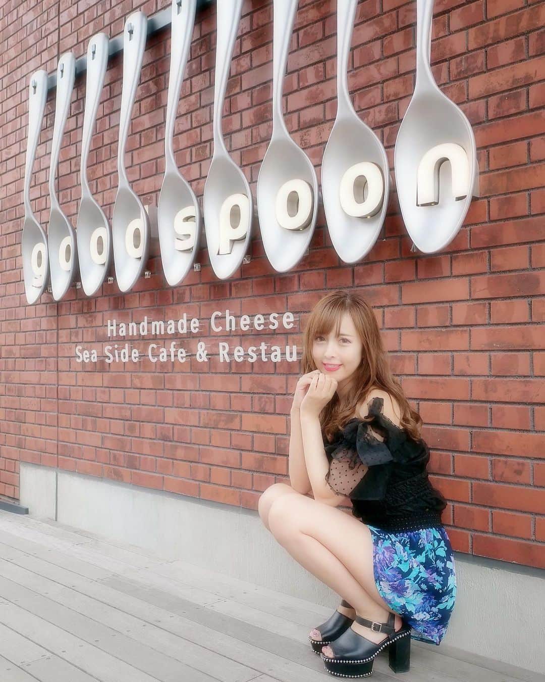 葵井えりかのインスタグラム：「おはぽん♡ 心身共に体調崩してましたが (2日間くらいw)今日から復活します😂 みんなコロナ気をつけようね！ また酷くなるのやだなあ。 避けて歩けれたらいいのにね。😣 #gm#portrait #過去pic #葵井えりか」