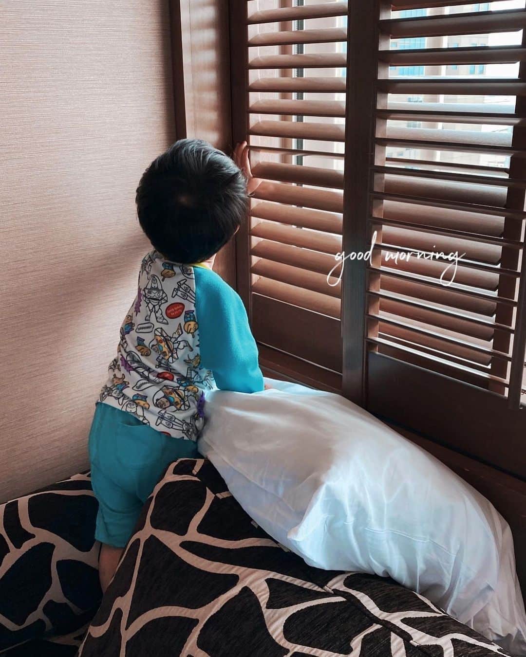 のインスタグラム：「. good morning☀️ . . 梅雨の時期になってから ぐっすりとよく寝るようになったボク。 おかげで私もよく寝られる💫 . . TOYSTORYのパジャマどこの？ ってご質問いただいていましたが 西松屋ですᵕ̈♡ . . あっという間に金曜日 今日も1日お仕事頑張ろう！ . #寝相が悪い #毎日🐰と一緒 #1y9m #urako_mamalife  #urako_travel✈️」