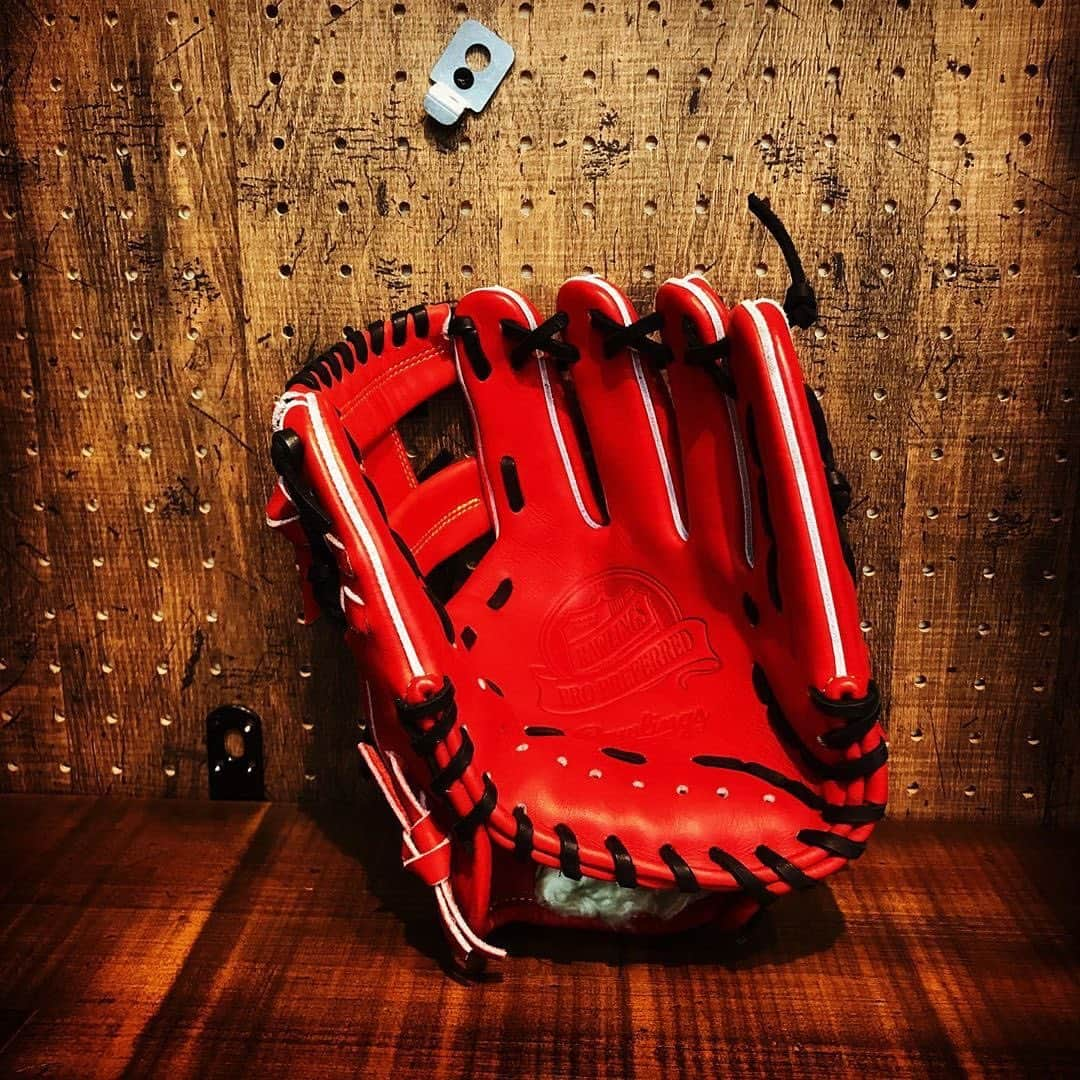 Rawlings Japanさんのインスタグラム写真 - (Rawlings JapanInstagram)「#Repost @mizuno_sports with @get_repost ・・・ こんばんは☺︎ 今日の#グラブ #ローリングス  #硬式 #内野用 K41 #田中賢介 選手モデル #湯揉み型付け 済み 内野で1番小さめ プロでこのサイズは 異例だが 高校中学の 小柄な人や 小型好きには丁度良い 広めの捕球面 手の平全体 使って捕れる イメージ トレーニンググラブを ひとまわり デカくした感じ 操作は楽だが しっかり腰落とさないとね 練習にはなる これは プロプリファード っていう キップレザーの方 後々 しなやかに伸びて 柔らかく使える 個人的には HOHの方が 好きな質感 キップの方が 軽いけど、、、 赤に近い レッドオレンジ ブラックレース ラベルはレッドが 標準装備 替えるのも アリだよな 自分なら どうだろ レースに合わせて ブラックゴールド とか良さげだなぁ☺︎ @rawlings_japan_llc」7月10日 8時51分 - rawlings_japan_llc