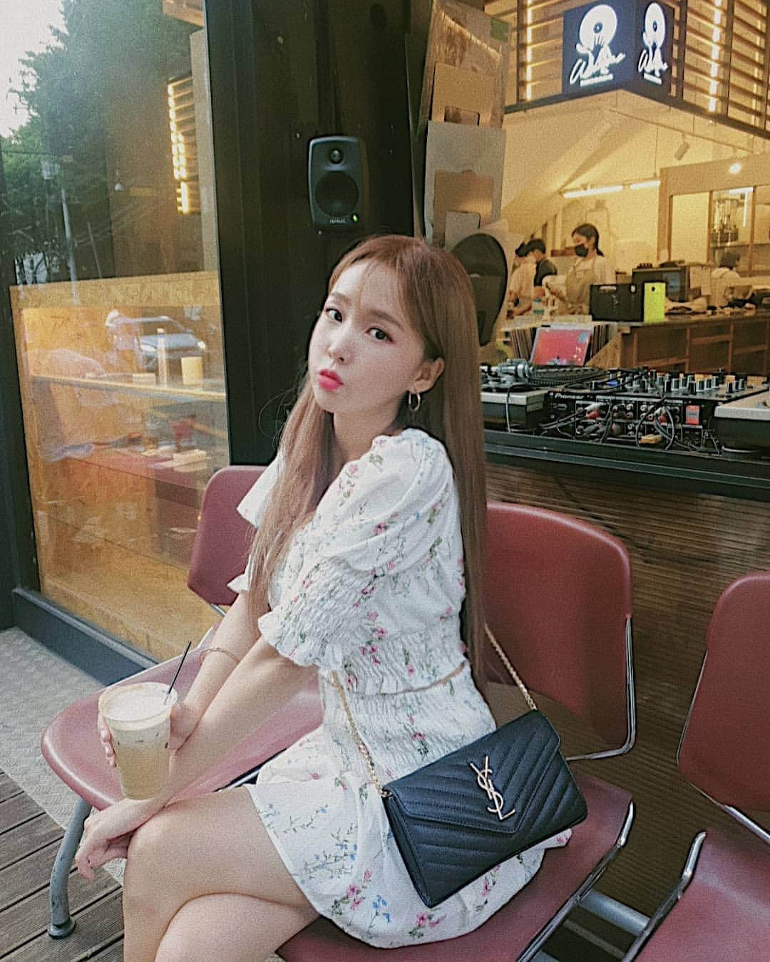 ウェイ のインスタグラム：「금요일ㄹㄹㄹ Yay! 오늘만 화이팅하면 주말이야💗 Hope everyone has a nice day🙂」
