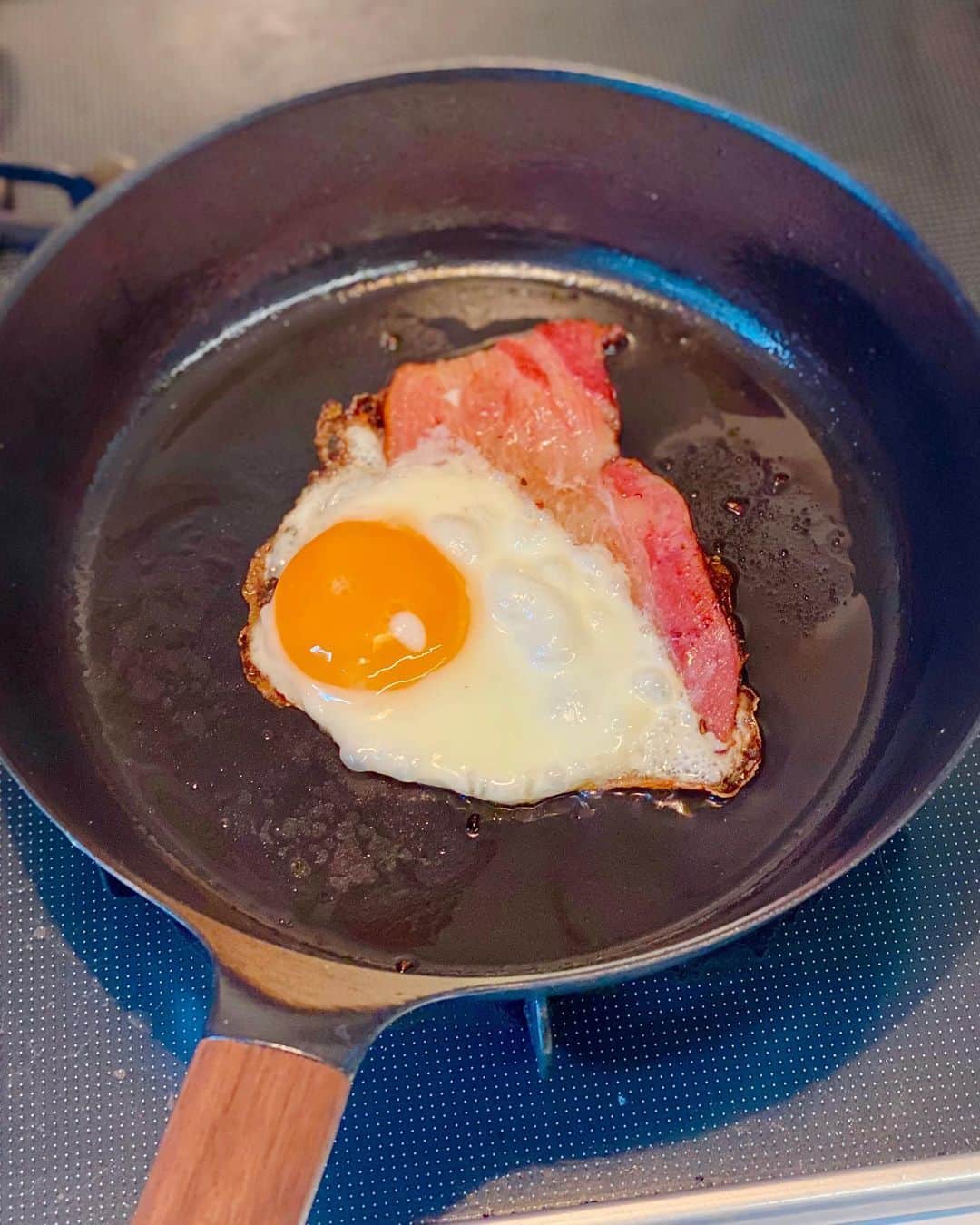 秋山具義さんのインスタグラム写真 - (秋山具義Instagram)「納豆の日なので、納豆ベーコンエッグご飯。﻿ ﻿ バーミキュラのフライパンで作る目玉焼き、白身が本当に素晴らし〜く美味しく焼けます♡﻿ ﻿ #バーミキュラ #バーミキュラフライパン」7月10日 8時49分 - gugitter
