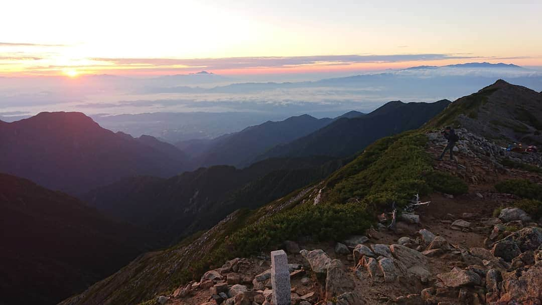 桜花さんのインスタグラム写真 - (桜花Instagram)「おはようございマウンテン🗻🍀  本日もナイスな１日にいたしましょ✨  今日も引き続き雨に気をつけて下さいませ☔  九州地方も雨が続くようです、どうか安全なところへみんなが避難をできます様に。  #おはようございます  #おはようございマウンテン #朝  #morning  #mountain #mountains  #rain  #rainyday」7月10日 9時08分 - mountainohka