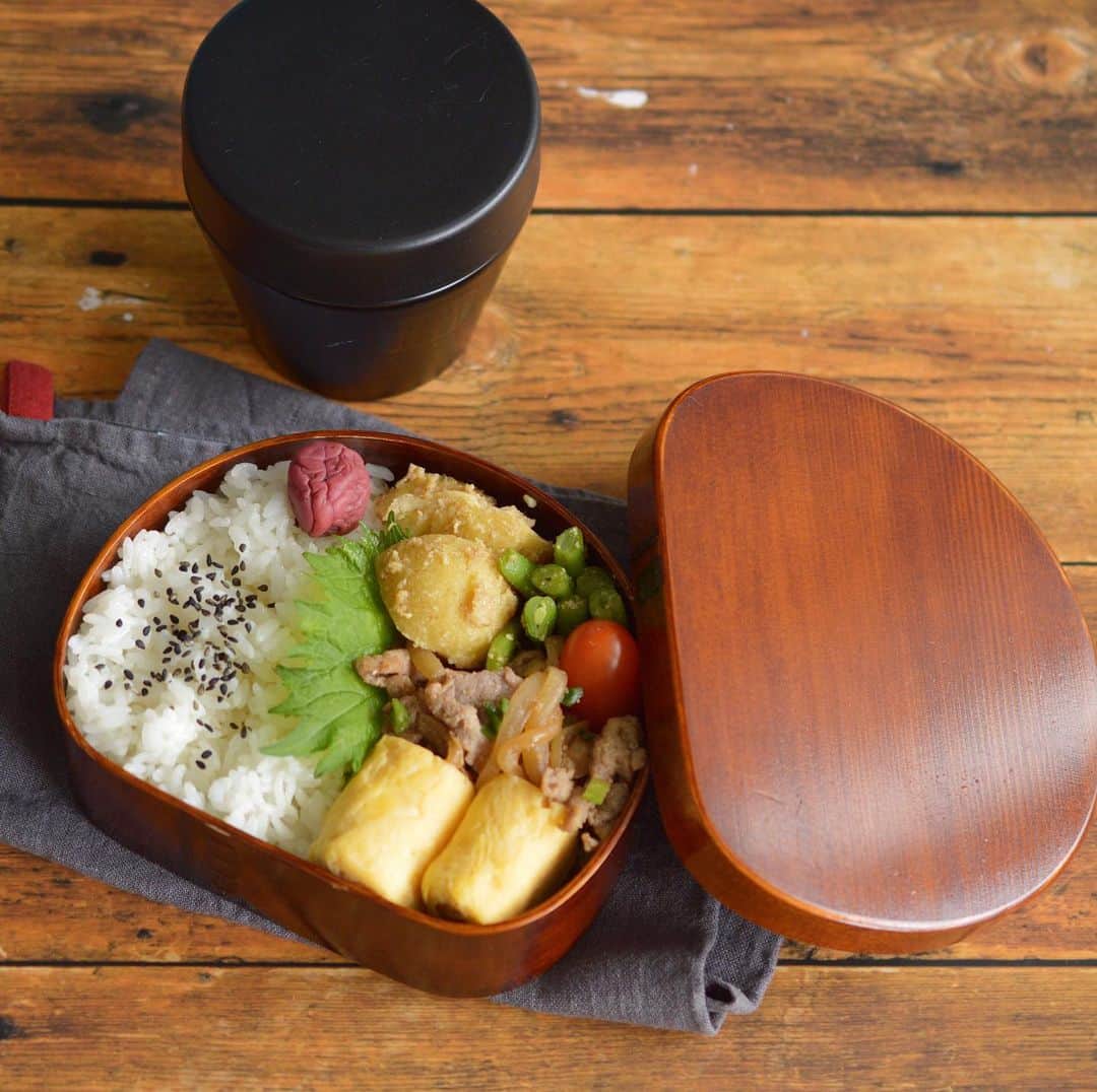 yukiyoのインスタグラム：「2020.7.10* ・ 今日のお弁当 ・ ごま塩ごはん 甘い玉子焼き 生姜焼き 新じゃがごま味噌バター いんげんごま和え ミニトマト ・ 新じゃがはけんさん実家の ミニトマトは私の実家の いんげんは実家ご近所からの貰い物 夏は良いね笑 ・ ・ 髪を切るかどうか迷ってます。 ・ 伸ばしたのは山でキャップをかぶる時 後ろのサイズ調整部分の穴から束ねた髪を出して キャップが飛ばないようにしたかったから。 ・ とあるブランドのキャップをかぶってみたら その必要がない事に気がついた。 ・ ・ 今後ろで束ねて20数センチある程度 丁度いいっちゃ丁度いい。 ・ 来月美容院に行くまでに考えようか。 ・ ・ ・ ・ ・ 2枚目は NO Monday @nomonday_jp さんの時計 ・ 新作の Happy Weekend シリーズのもの ・ これもまたデザインが可愛い❤️ このモデルはパッケージもかっこよくてお洒落です ・ ・ クーポンコード "quiesga" で10%オフになります。 ・ #ノーマンデー #時計 #腕時計 #nomonday #手元倶楽部 ・ #お弁当 #obento #bento #lunch #lunchbox #onthetable #japanesefood #暮らし #曲げわっぱ #lin_stagrammer #ロカリ #おうちごはんLover #マカロニメイト #IGersJP」