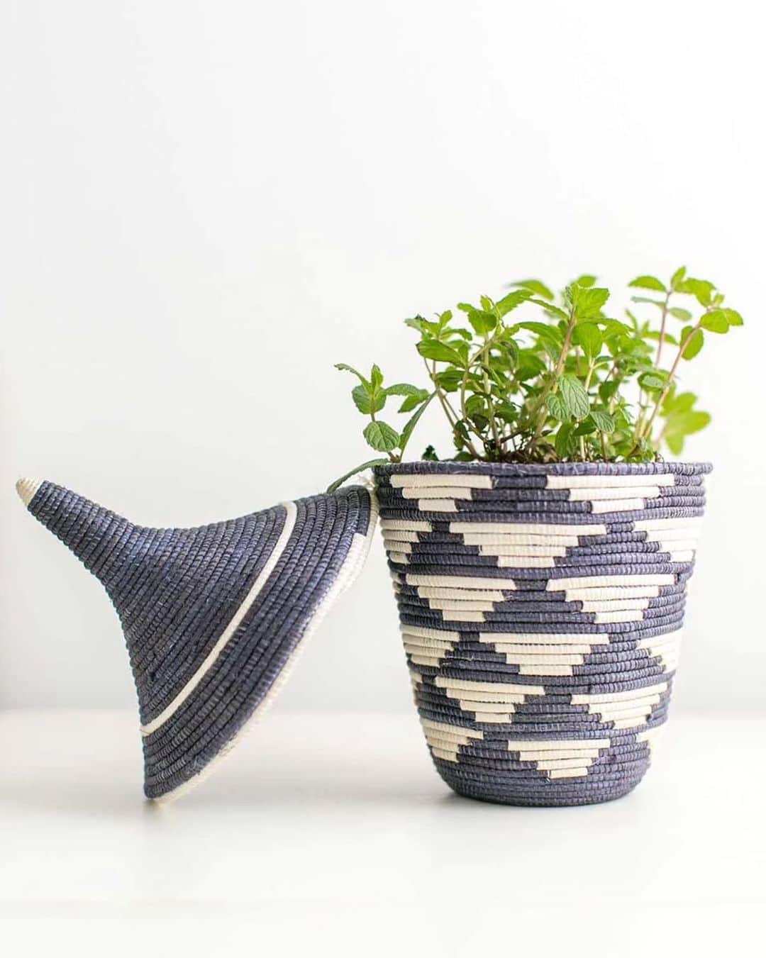 The Little Marketさんのインスタグラム写真 - (The Little MarketInstagram)「Give your plant a new home with this beautiful basket, or use it as a hand-woven hideaway for odds and ends. Each one is unique and handwoven with sisal and sweetgrass grown naturally in Rwanda. Tap to shop.」7月10日 9時02分 - thelittlemarket