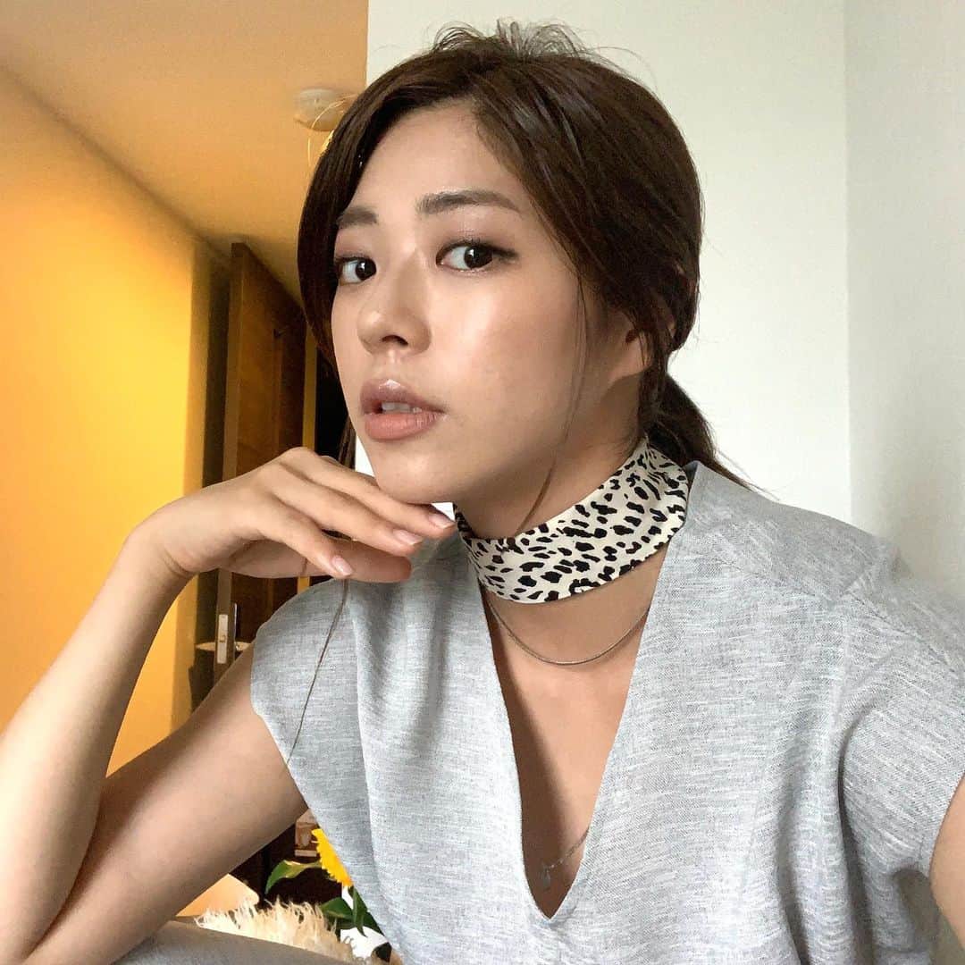 わちみなみのインスタグラム：「おは〜☀️﻿ 収録に向かっています！﻿ ﻿ アイススカーフしてみました🍨﻿ 首に巻くのの内側に﻿ 保冷剤？が入れられるの﻿ ﻿ 今日はそんなに暑くないけど、、﻿ ﻿ #服　#アイススカーフ　#コーデ　#アダムエロペ  #ネックレス　#シルバーアクセサリー」