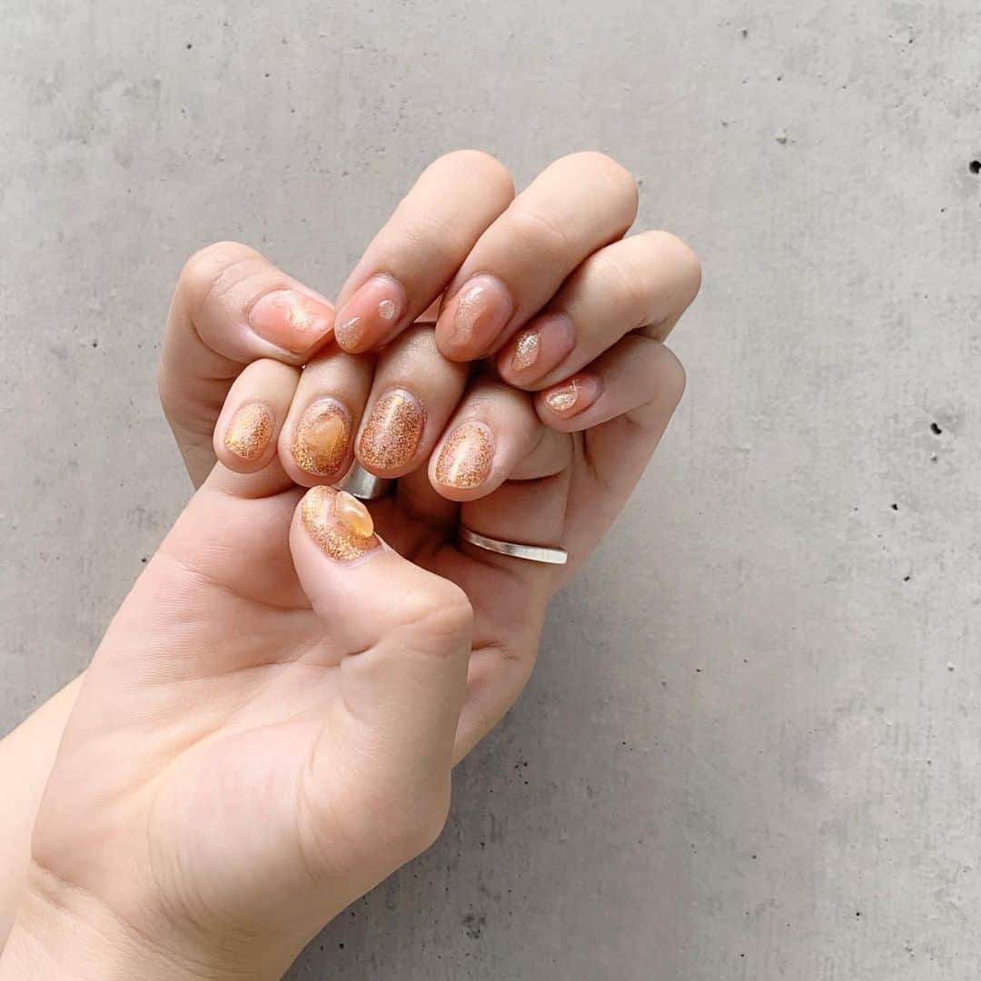 mina hinokuchiのインスタグラム：「. オレンジグリッター× マットネイルにラメのしずく のアシメネイル🍊 ネイルが変わると気分もup☀︎ . #nail #ネイル　#ネイルデザイン  #mina_」