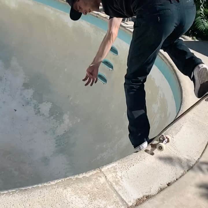 トム・シャーのインスタグラム：「Fools in Pools」