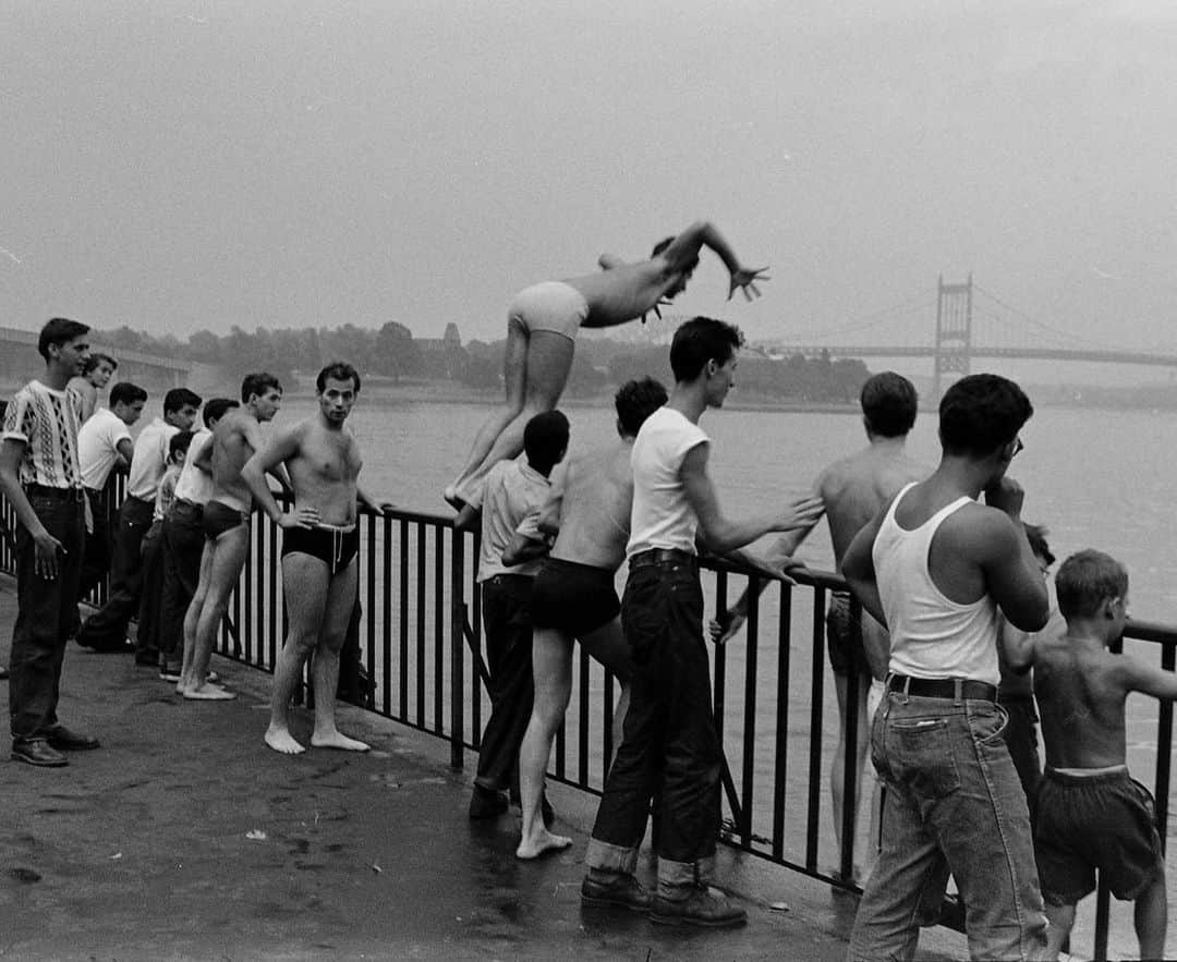 lifeさんのインスタグラム写真 - (lifeInstagram)「The summer of 1953 was a scorcher in New York City, with twelve days in a row above 90 degrees. To see how city dwellers beat the heat, check the link in bio. (📷 Peter Stackpole/LIFE Picture Collection) #tbt #newyork #coolingoff」7月10日 9時12分 - life