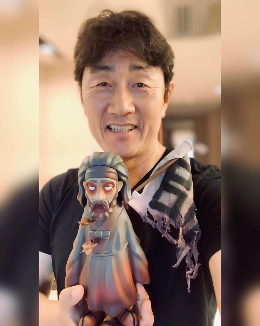 ホ・ジュノのインスタグラム：「😊  감사함을 표현할 수 있는 시간을 허락해 주셔서 더욱 감사합니다 🙏 . #킹덤 #허준호 #안현대감 #고병용작가님 #godblessyou . @tobeytoy 🙏 . 세상에서 최고의 작품입니다 👍👍👍👍👍」