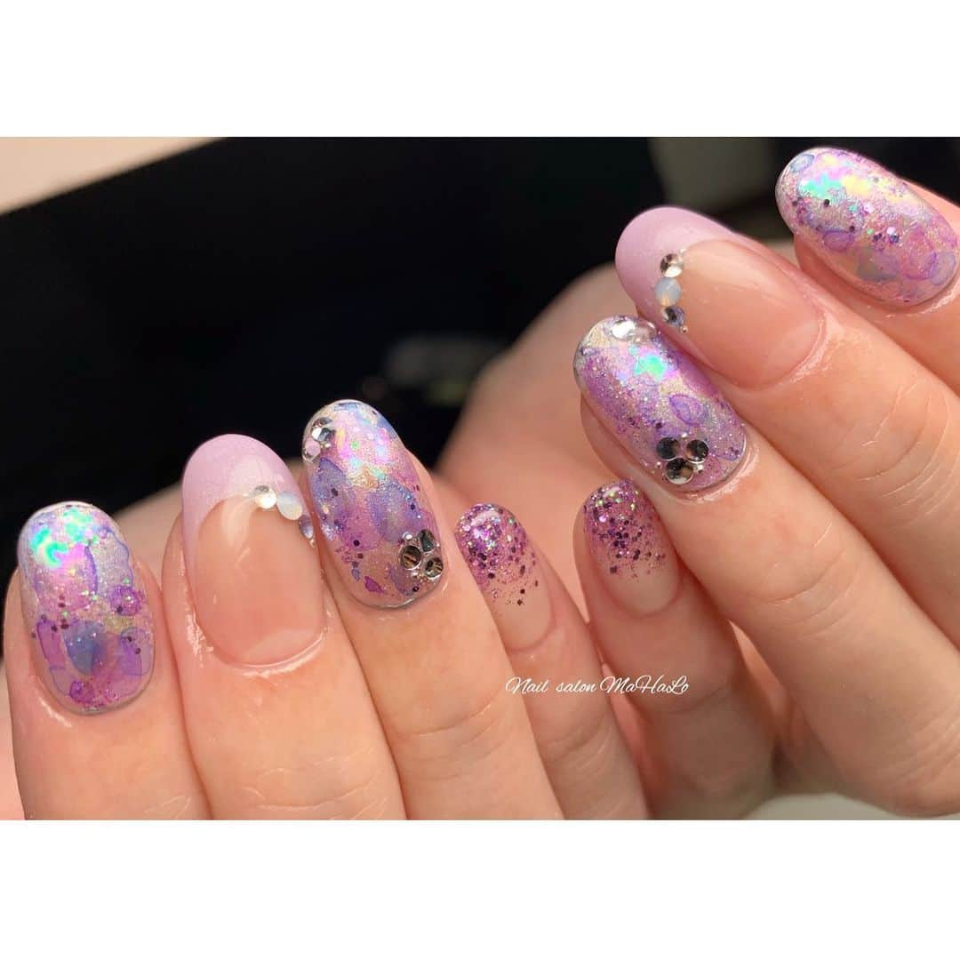 神原美香さんのインスタグラム写真 - (神原美香Instagram)「. . 今月のマンスリーデザイン♥️ Design▶︎ @ayaka.mahalo_nail 西口 . . 　　　. .  ‾‾‾‾‾‾‾‾‾‾‾‾‾‾‾‾‾‾‾‾‾‾‾‾‾‾‾‾‾‾‾‾‾‾‾‾‾‾‾‾‾‾‾ 随時ご予約受付中🌟 Nail salon MaHaLo 大阪＊梅田＊北新地 〠大阪市北区梅田1丁目2-2-B100号 大阪駅前第2ビルB1F ☎️06-6345-2220 📩mahalo.nail.0420@gmail.com LINE@📱mahalo-umeda 当日ご予約も受け付けております✨ お気軽にお問い合わせください💖 ‾‾‾‾‾‾‾‾‾‾‾‾‾‾‾‾‾‾‾‾‾‾‾‾‾‾‾‾‾‾‾‾‾‾‾‾‾‾‾‾‾‾‾ #nail#ネイル#nofilter#beauty#nailstagram #大阪#北新地#梅田ネイルサロン#大阪ネイルサロン#NailsalonMaHaLo#네일아트#네일#젤네일#footnail#instanail#gelnails#nailart#japanesenailart #スカルプ#オトナ女子ネイル#夏ネイル#nails#ジェルネイル#ネイルデザイン#オフィスネイル#上品ネイル#夏ネイル2020#シンプルネイル#マンスリーデザイン#たらしこみネイル」7月10日 9時23分 - mahalo.nail2012