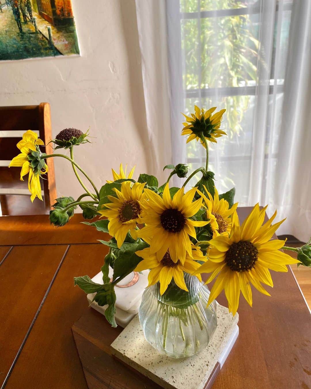ルピン・ワンのインスタグラム：「Got some flowers on my ride home, it’s just made my day.🌻」