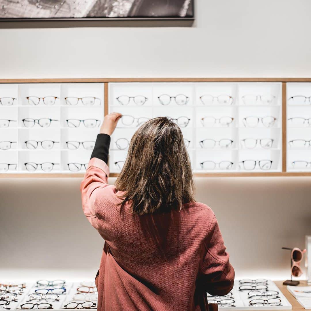 JINSさんのインスタグラム写真 - (JINSInstagram)「Getting glasses should be as easy as 1,2,3! 1. Come to JINS (Book appointment to guarantee a spot, or walk-ins welcome if available) 2. Find the frame of your dreams. 3. Have it ready before you leave the store in 30 mins! (for single-vision)」7月10日 9時43分 - jins.usa