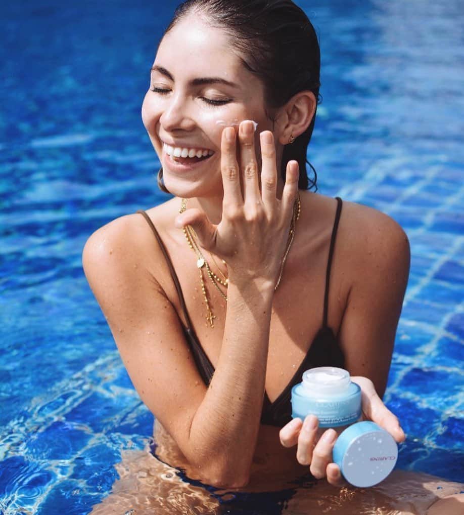 CLARINSさんのインスタグラム写真 - (CLARINSInstagram)「💙 @jimenasuarezv giving us #poolside vibes and a reminder to keep your skin hydrated with Hydra-Essential Moisturizer powered by Leaf if Life for super hydration 💦💙 #summerbeauty #clarinsskincare #skincare」7月10日 9時44分 - clarinsusa
