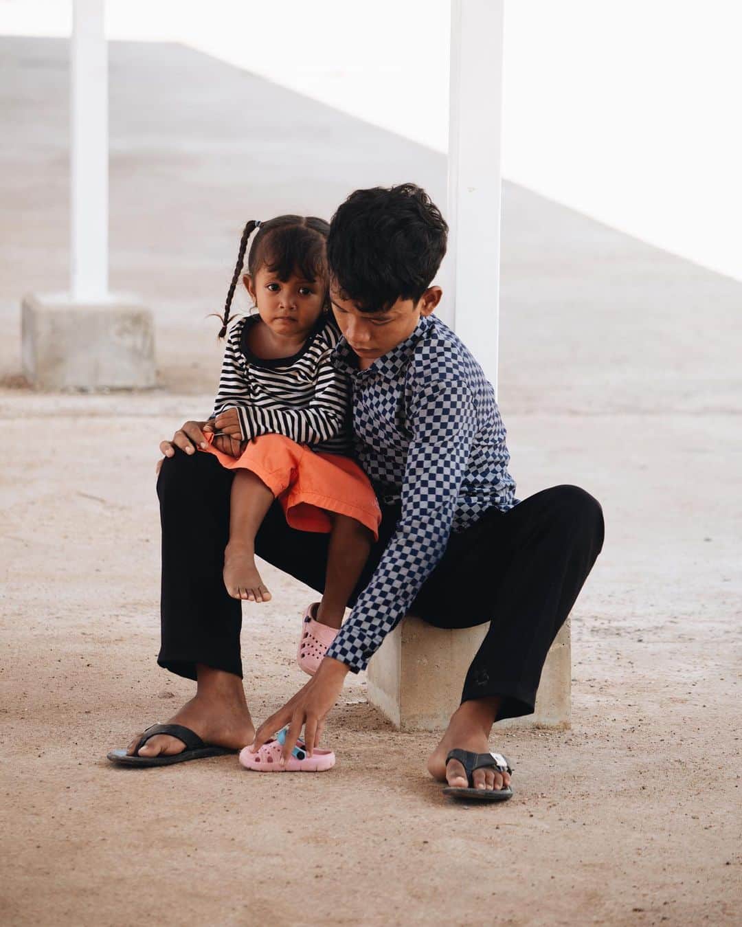 のインスタグラム：「Siblings in the hospital waiting to see their mother」
