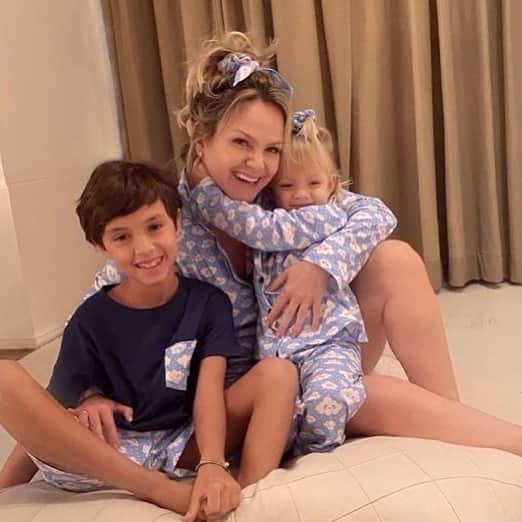 Eliana Michaelichin Bezerraのインスタグラム：「O dia foi agitado, começou com a Manu na porta do meu quarto perguntando: “Mãe? O coronga foi embora?” e logo Arthur tbm apareceu perguntando se podia abraçar. Foi um alívio estar com saúde ao lado deles. Mesmo na fé de que tudo ficaria bem, chorei algumas vezes por não poder colocá-la pra dormir e ele por me emocionar com os bilhetinhos e desenhos. Meu marido e minha irmã foram meu porto seguro nesta missão de cuidar, zelar e dar toda a atenção as crianças na minha “ausência”. Cuidaram tbm de mim com toda paciência. É importante eleger uma pessoa que não esteja no grupo de risco para levar e trazer comida para o “isolado” não circular pela casa. Usei máscara o tempo todo, tomei muita água, fiz aromaterapia com óleos naturais para acalmar, li, orei, meditei, ouvi músicas para relaxar, escrevi e gravei alguns áudios contando meus sentimentos durante este isolamento e agradeci. Aliás este é o motivo desta fotinho divertida com meus amorinhos. Agradecer!! Muito obrigada por tanto carinho e mensagens. Segui na fé e o amor foi o melhor remédio para minha recuperação. Obrigada marido querido por estar comigo em mais um desafio de nossa jornada. Obrigada minha irmã , foi muito gratificante poder conviver com vc e me deixar cuidar como antigamente qdo morávamos juntas e éramos crianças. Amo vcs!! Amo mais do que consigo expressar. Obrigada a TODOS que, de uma maneira ou de outra, torceram por minha recuperação. Uma boa noite e que Deus abençoe todas os enfermos e familiares do nosso país. Saúde e amor!! Beijo na família. #vaificartudobem #obrigadasenhor #Deusconduz #mariapassanafrente」