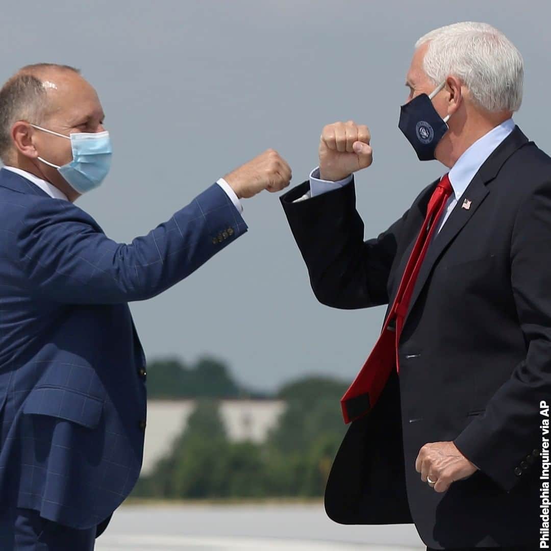 ABC Newsさんのインスタグラム写真 - (ABC NewsInstagram)「Vice President Mike Pence practices proper social distancing, bumping forearms with Rep. Lloyd Smucker as he deplanes in Pennsylvania.」7月10日 10時01分 - abcnews