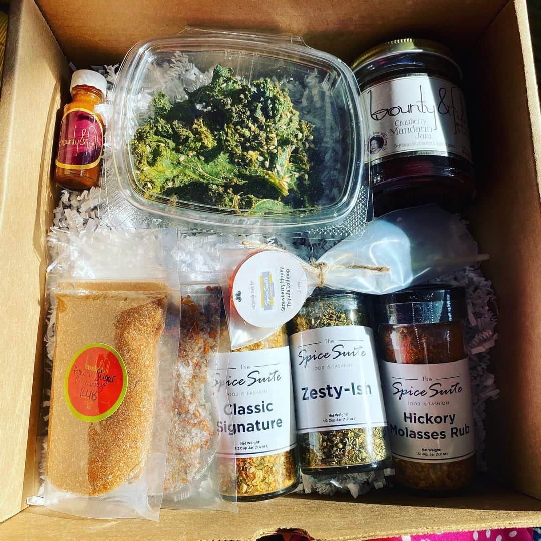 ケリスさんのインスタグラム写真 - (ケリスInstagram)「I am ready and I’m excited ! Our first GOLD MINE BOX is launching tomorrow morning at 10am PST it’s our collaboration box with one of my favorite foodies @thespicesuite . Are you ready ? Make sure you set your reminders for tomorrow cause these are very limited and we will sell out fast . So don’t miss out ! Go to bountyandfull.com We brought it just for you! ❤️#foodporn #cheflife #blackfarms #womenrock #mineisbetterthenyours #spicegirls #food #blackchef #quarentine #quarentinesnacks #midnightsnacks」7月10日 9時56分 - kelis