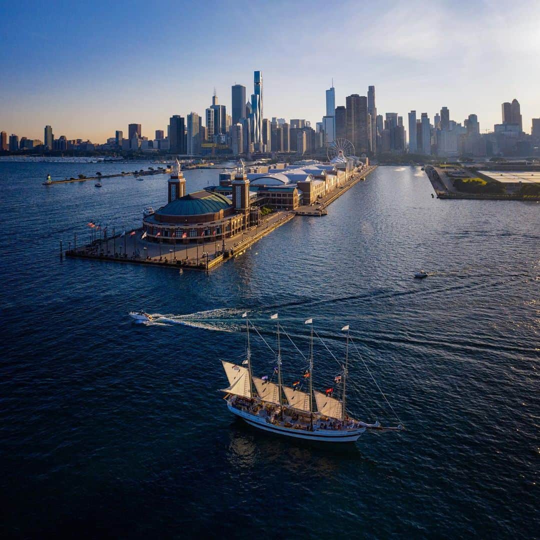 National Geographic Creativeさんのインスタグラム写真 - (National Geographic CreativeInstagram)「Photo by Keith Ladzinski @ladzinski / The #TallShipWindy, a sight seeing schooner, out for a sunset sail near the #NavyPier in Chicago, Illinois.」7月10日 10時11分 - natgeointhefield