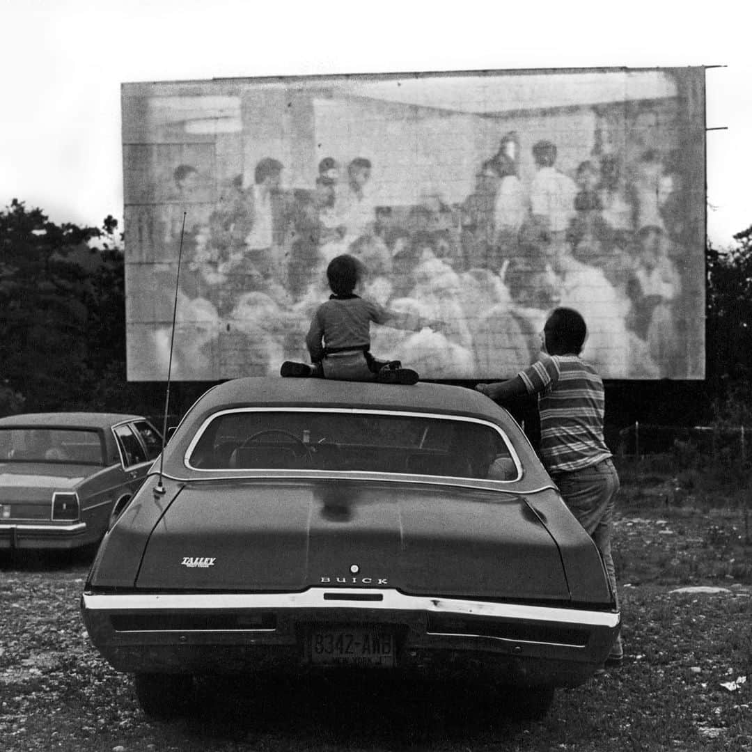 ニューヨーク・タイムズさんのインスタグラム写真 - (ニューヨーク・タイムズInstagram)「Drive-ins are a rarity these days, but they were once a formative moviegoing experience for many Americans — including a young boy who went on to be a director.   Peter Ramsey, now a director living in Los Angeles, recalls the experience of driving up to the big screen.    “I remember the surprise and confusion I felt when my mother got out pajamas for Eric and me, onesies, with the little feet, and told us we were wearing them to the movies,” he writes. “What? And here was my brown corduroy jacket, over my pajamas? What was going on here?”   These days, the number of drive-in theaters is nothing like its peak at just over 4,000 across the country in the late 1950s. They flourished until the ’80s, before being undone by the rise of indoor shopping malls and multiplex theaters. Now, there are about 300 left.   But in the age of a pandemic, their closures are less frequent, and there are even new ones opening. Drive-ins are the perfect fit for this time of social distancing, as well as a communal theatrical experience novel enough to tear us away from our sofas and the clutches of the streaming services. Tap the link in our bio to read more about Peter’s experiences of seeing paradise from behind a dashboard. Photos by Michael Shavel, Sam Falk and Suzanne DeChillo. #tbt」7月10日 10時16分 - nytimes