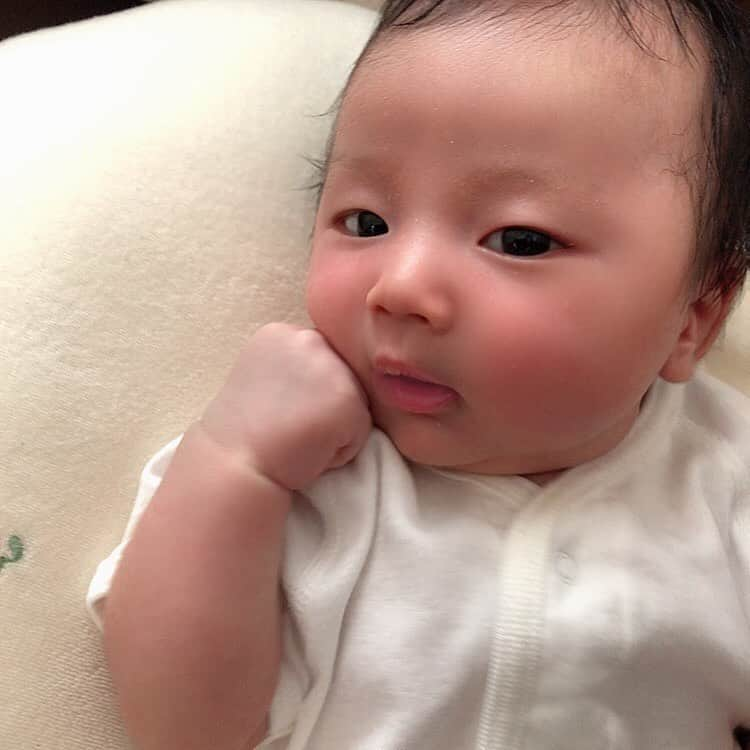 滝川りおさんのインスタグラム写真 - (滝川りおInstagram)「昨日で無事、 #生後1ヶ月 を迎えました👶🎂💝 ・ 元気に生まれてきてくれたこと 日々、すくすく成長してくれていることが 本当に嬉しい🥰💞 ・ ・ 出産時、もうとにかく激痛で、、 産んだら痛みは忘れると聞くけれど 私は今になっても 全く忘れられない痛みでした😂笑 ・ 出産してからも休みなく育児スタートで 毎日がほんっとーにあっという間😳 自分が母親になって 改めて、母がどれだけ大変だったか実感、、!! 尊敬と感謝の気持ちでいっぱいです🥺💓 今まで、仕事で20連勤以上も頻繁に経験し 寝不足には慣れっこでしたが 毎日24時間の育児は連勤以上のものが、、笑 ・ 坐骨神経痛に腱鞘炎に睡眠不足の蓄積と なかなかのボロボロレベルですが そんな中、徐々にペースもつかめてきました☺️ ・ そして #今後のお仕事 は ペースがつかめてきて、落ち着いてきたら 大好きな #モデル のお仕事は続けていきたいと 思っています💟!! #親子共演 とか、できたらいいな、、💗 ・ ・ ・ #りおベビー #赤ちゃんのいる生活 #赤ちゃんのいる暮らし #新米ママ #男の子ママ #ママモデル #ベビスタグラム」7月10日 10時30分 - riodao.t