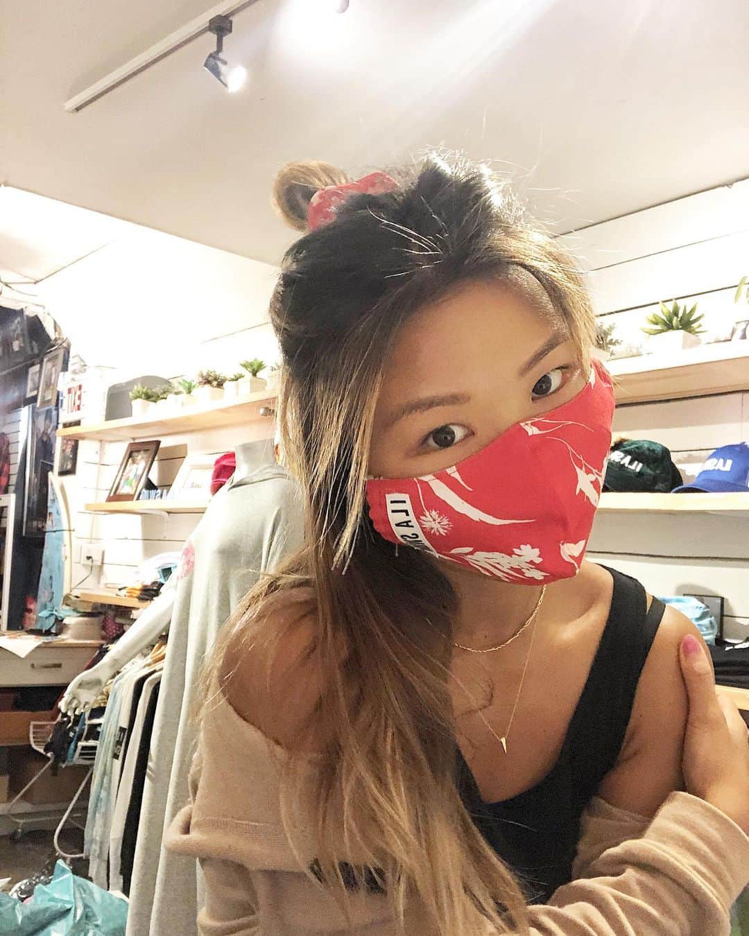 エビアン・クーのインスタグラム：「Are you all wearing your face masks? Here is some fun face masks and a scrunchie set for you. It is now available online @shop_ila_swim ( I’m wearing the red set) マスクとスクンチセットやっとオンラインショップで購入できます。マスクは洗えるし何度でも使えるよ　#ilaswim」