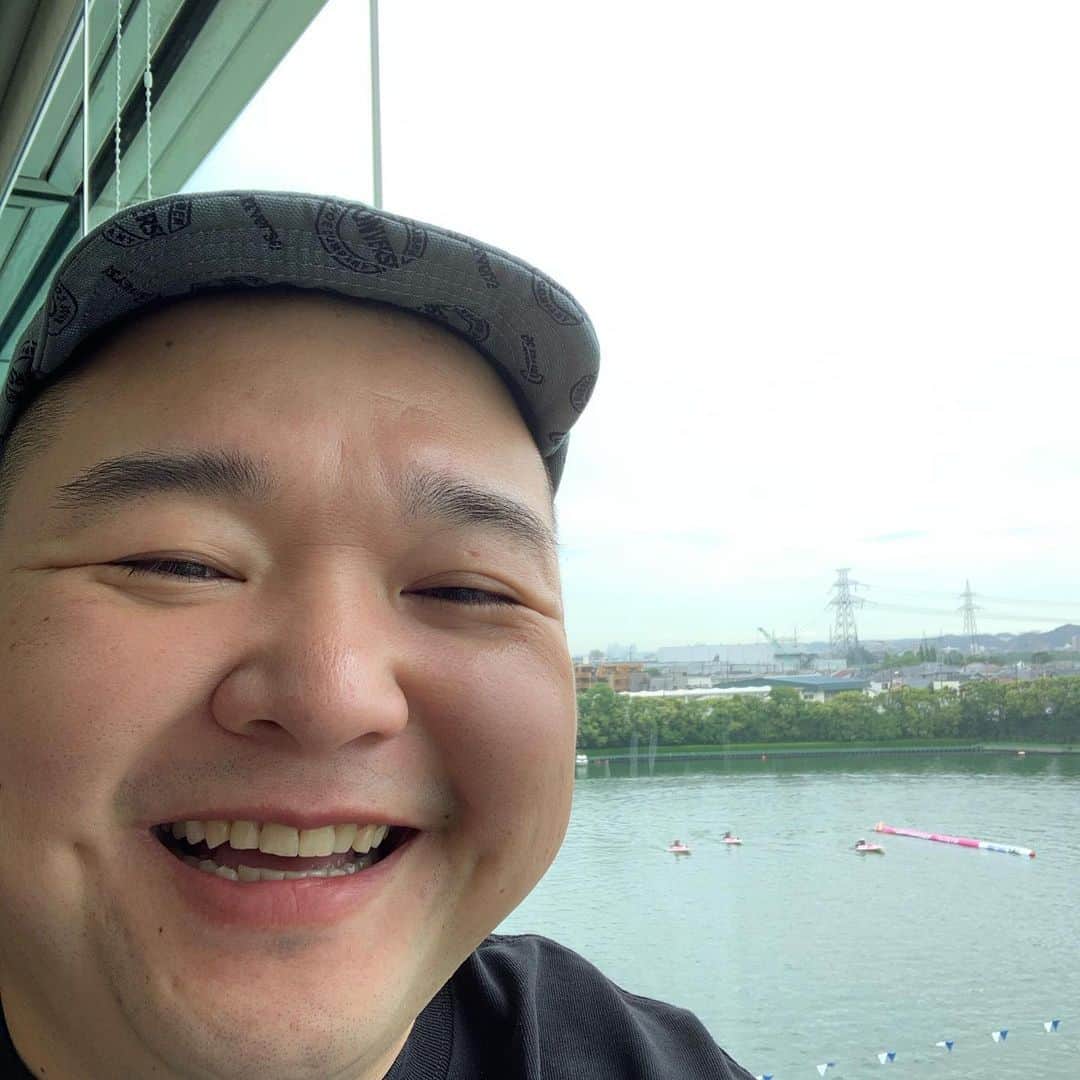 内山信二のインスタグラム：「このあと10時50分からボートレース多摩川にて裏どちゃんこTV📺  観てね〜‼️  #ボートレース多摩川 #裏どちゃんこTV #YouTube Live #内山信二 #中川おさむ」