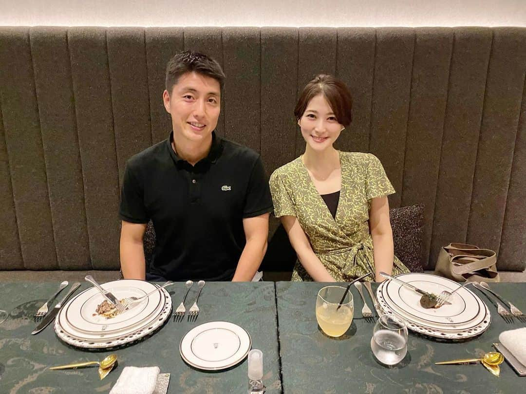 Sayuri（岸岡小百合）さんのインスタグラム写真 - (Sayuri（岸岡小百合）Instagram)「* 7月6日は3回目の結婚記念日でした🎂 当日はお仕事でしたが、一昨日は横浜デート🌃 * 横浜バーニーズニューヨークの地下にある 思い出のレストラン@salone2007yokohama に 連れて行ってもらいました🍽 * 投稿には載せきれないほどのお料理が少しずつ。 どれも斬新で、美味しくて、 「なにこれー！美味しい😭」の連発でした✨ * 入籍日以来、3年ぶりに伺いましたが、 昔自分がしていたサービスを反省せざるをえない ホスピタリティの高さ🤣笑 * 全てのメニューや食材を絵に描いて 1枚にまとめてくださったり‥ 「あの時のあれ、美味しかったね〜」なんていつか振り返ることもできそうです♪ * コロナの影響もあり、 近くのQBハウスでカットした旦那さん。 ミルクボーイなみたいな角刈りになりました笑 #salone2007yokohama  #salone2007  #横浜　#yokohama #記念日ディナー #東京女子部」7月10日 10時53分 - sayuuringo