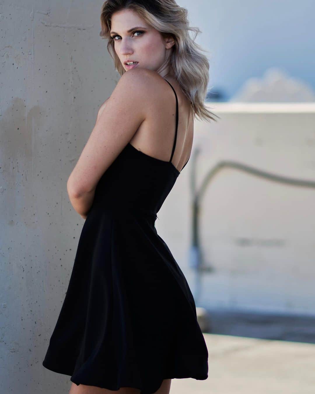 Samantha Knezelのインスタグラム：「Little black dress 🖤⁣ ⁣ @ciren_photography」