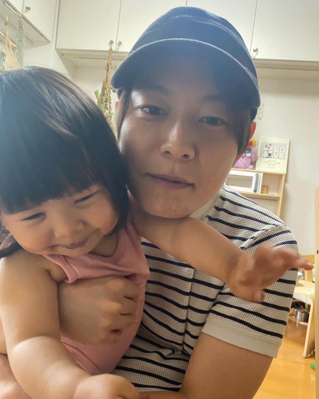 クロさんのインスタグラム写真 - (クロInstagram)「お口の色がブルーベリーのお揃いカラー🍇🍇﻿ ﻿ タニちゃんにゾッコンなピーさん😆﻿ いつも何時もくっついたり、匂いを嗅いだり、嫌がられてもめげずにくっつきにいきます。﻿ ﻿ かつての私もこれされてました💭（遠い目）﻿ ﻿ 結婚式の誓いの言葉﻿ 「子どもができても僕を一番に可愛がってください」﻿ ﻿ ﻿ そんなこと言うてたのに、完全に愛は娘に移動しました🥺﻿ ありがたく、少し、寂しいww﻿ ﻿ #ピータニ #父娘 #私も母になって3年弱 #生後632日 #1y8m23d #1y8m #1歳8カ月 #1歳コーデ #東京 #可愛い #ありがとう #空 #ファッション #コーデ #大好き #tokyo #コーデ #baby #女の子ママ #ママリ#ベビフル #コドモノ #赤ちゃんのいる生活 #mamagirl #ママカメラ #おやこーで #リンクコーデcordinate #親バカ部 #あいのり #ちびクロコーデ #ちびクロdiary﻿」7月10日 16時17分 - kuro_risa