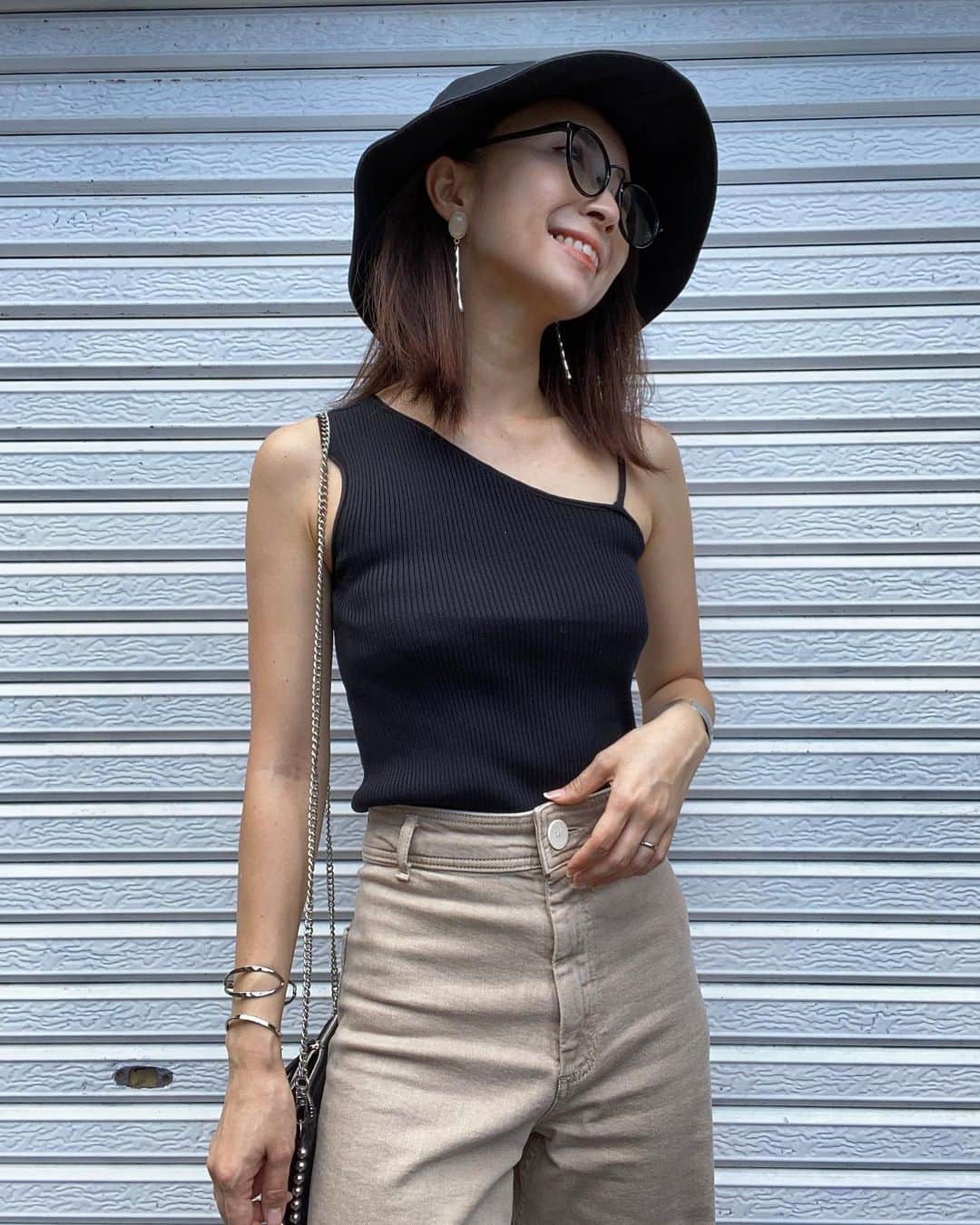 rats1316のインスタグラム：「・ お久しぶりです🌿  コーデ▽▽▽ トップス　@rustal_official #rustal#ラスタル パンツ　@zara  帽子　@uniqlo_ginza  ピアス　@s_ko_ra  ・ ・ ・ アシンメトリーなトップスは大好きでシンプルだけど一癖あるから全体的にあっさりコーデでもおしゃれに見えるので◎ ・ ・ ・ 私、1週間前にいつもお世話になっている @yagbeauty_sapporo さんでピコスポットというしみとりをしました！瘡蓋も取れ、徐々に薄くなっていくしみに歓喜しています笑。 なんせまだ7日目なので落ち着いたらまたレポします✏️ ・ ・ ・  #ママ#ママコーデ#ママファッション#code #ootd#outfit#mamagirl#北海道ママ#札幌ママ#三児の母#お洒落さんと繋がりたい#プチプラコーデ#今日のコーデ#ママライフ#ロカリ#スナップミー#mineby3mootd#ponte_fashion#4yuuu#きょコ#今日の服#大人カジュアル#主婦#男の子ママ #ビュースタグラマー#mamagirl_sugotoku」