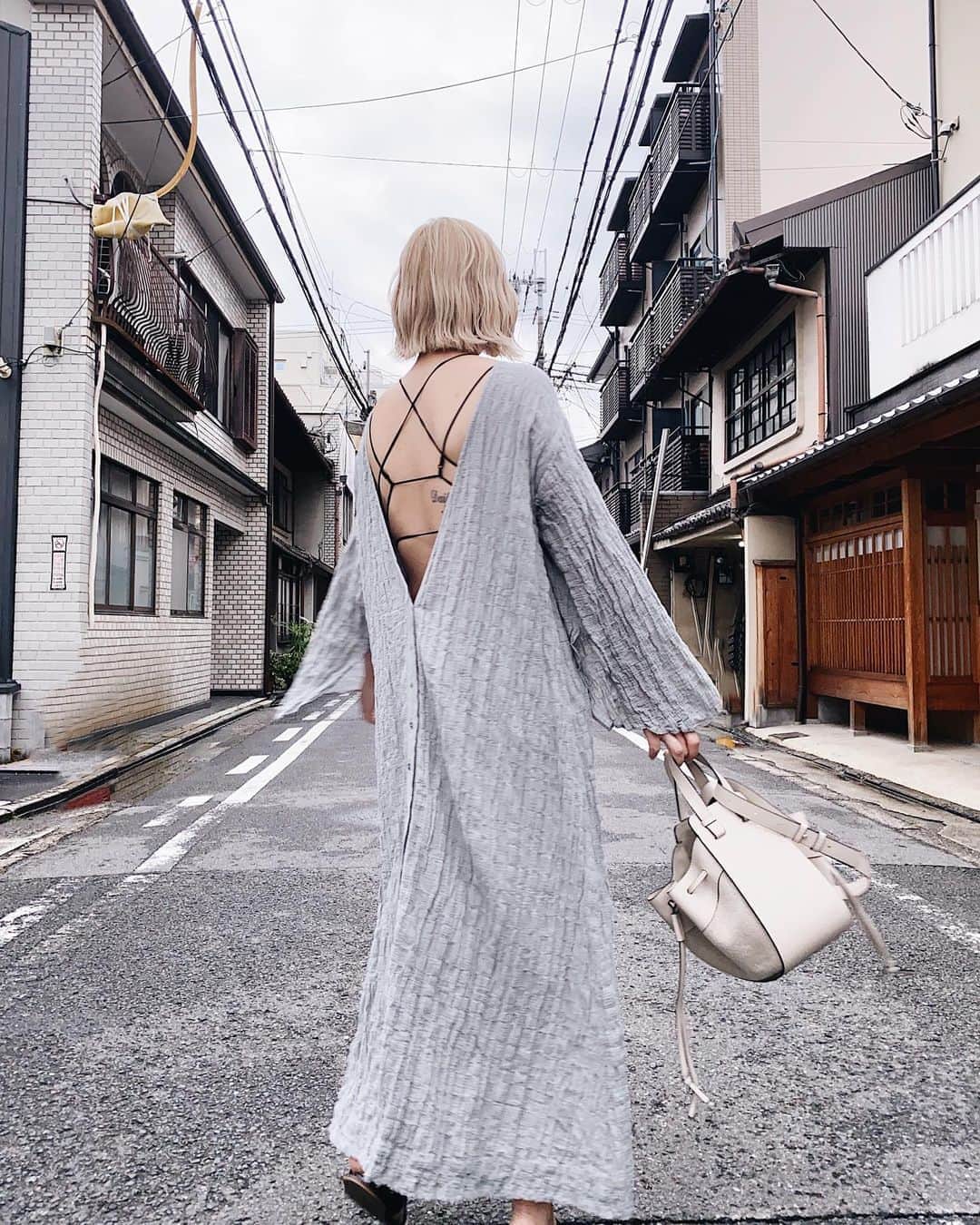 のインスタグラム：「.﻿ お誕生日当日は﻿ ママにひなさんをお願いして﻿ だーりんとおデート👩🏼👨🏽﻿ ﻿ お気に入りのワンピースを着て﻿ いざっ！って出かけたんだけど﻿ お出かけ中もひなさんの話ばっかりして﻿ ご飯を食べてまっすぐ帰宅。﻿ ﻿ お家でママとひなさんと﻿ 4人でケーキを囲みましたとさ🎂﻿ ﻿ dress @etretokyo ﻿ bag @loewe ﻿ ﻿ #30thbirthday ﻿ #0619﻿ #datenight #suzuka_ootd」