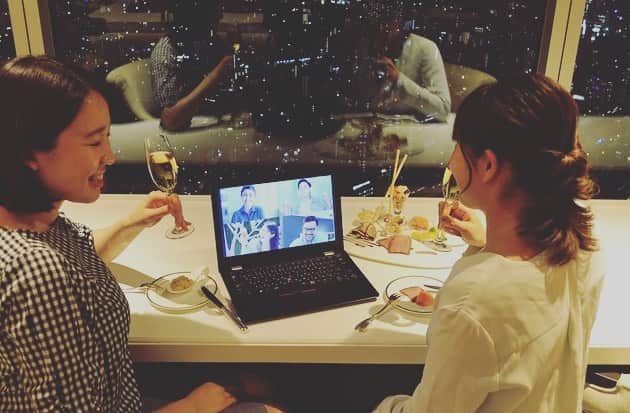 横浜ロイヤルパークホテルのインスタグラム：「おうち時間もマンネリ気味、でも出歩くのはまだ少し不安…。そんな方にぴったりの宿泊プランをご用意いたしました！  お部屋までお届けするオードブルや、ご自由にお飲みいただける冷蔵庫内のお飲み物が付いた贅沢なおこもりプラン🍸  ホテルのFREE Wi-Fiを利用して、客室からのオンラインコミュニケーションもおススメです☺️  #yokohamaroyalparkhotel #横浜ロイヤルパークホテル #yokohama #横浜 #ホテル #hotel #ホテル好き #ステイケーション #おこもりステイ #thepreferredlife #royalparkhoteljp」