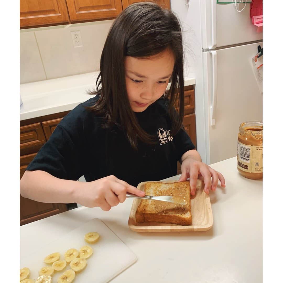 バイリンガル3兄妹のインスタグラム：「本日39歳のお誕生日を迎えました 私です☺️  華は昨日から何度も 「マミー、明日お誕生日おめでとう！」と前倒しな言葉をかけてくれて  華「お誕生日何がほしい？ケーキ食べたい？キャンドルも欲しい？」  私「華、買ってくれるのー？嬉しいー😊」  華「どういたしまして♡じゃ、お金ちょうだい☺️」  というコントみたいな会話があり😂  空雅は夜中の12時に私のベッドまできて「お誕生日おめでとう、大好き❤」って伝えてくれて  「明日はゆっこに朝ごはん作るからね！8時に起きよ！」と言ってくれたまま11時まで起きなかった彼です。←わかってたw  でも起きてすぐ ウクレレでハッピーバースデーを弾き語りしてくれたよ。  ダディの血(知る人ぞ知る)をしっかりと受け継いで、恐ろしいほどの音痴くんなんだけど😂  それがまた可愛さの塊でもあります☺️  エマ子は朝から私を優しく起こしてくれて、10分のマッサージをしてくれて、ホテルのラウンジみたいな音楽をかけてくれて  大好物のピーナッツバナナトーストを作ってくれました♡  天使！！！！  よくもまぁ、3人ともこんなバラバラな性格の子達が私のお腹から出てきたわ♡  私からのお誕生日リクエストはただ一つ。  「3人仲良く、喧嘩しない平和な1日をください(切実)」  多分今日もこの願いが叶うことはなさそうだけど、まぁ楽しい1日になるといいな♡」