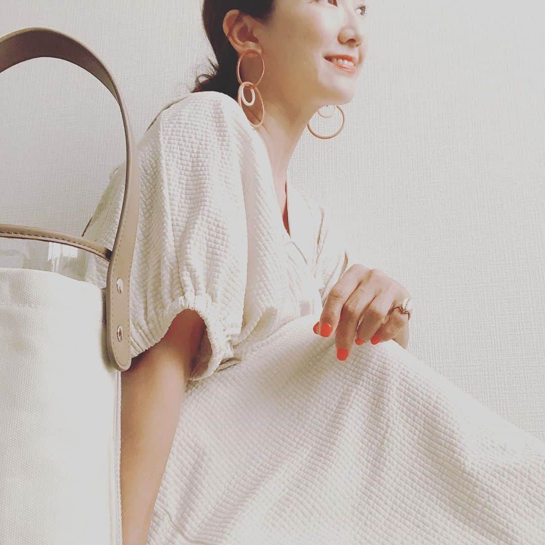 坂木優子さんのインスタグラム写真 - (坂木優子Instagram)「♡ ♡ ♡  きっと　アレルギーで かぶれたのには 内面にあるものが原因 だったのだとおもう。  自分が思っているよりも naiveな　きもち  自分＿＿＿に正直に 正解を選ばずに しあわせになる方を選ばずに 自分＿＿＿の心の対話で 決めていけばよくて  そして　楽しい＿＿＿と思える ことを大切にしていけば #自分自身の整理  がついて　こころが落ち着きます♡  人のコトバに惑われずに 自分がおもうこと　感じること に　突き進んでいけば きっと　 #マインドフルネス ♡  #自分と丁寧に向き合う  #myselfie  #モチベーション  正解を求めない生き方を しよう　♡  #マイトリ #genic #slowlife #beachlife  #海のある暮らし #あなたに  #しあわせな日常  #シンプルコーデ  #今日のコーデ #大人可愛いコーデ #ファッションアイテム   でわ　今日も良い１日で ありますように」7月10日 11時42分 - beacheyuko